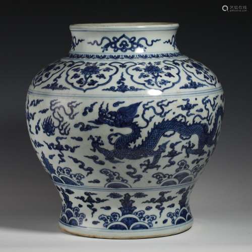 Ming Dynasty blue and white dragon pot