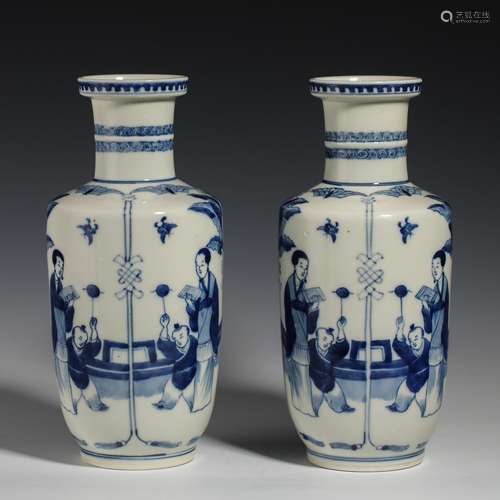 A pair of blue and white appreciation bottle from Qing Dynas...