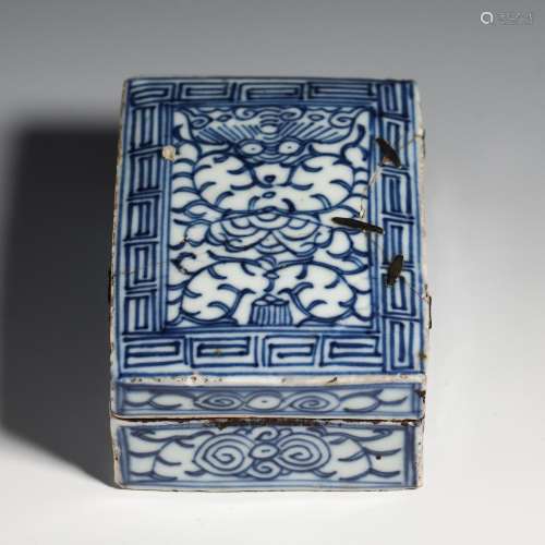 Qing Dynasty blue and white cover box