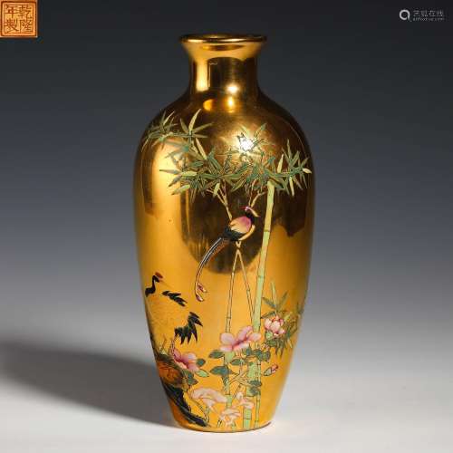 Qing Dynasty enamel vase with gold appreciation bottle