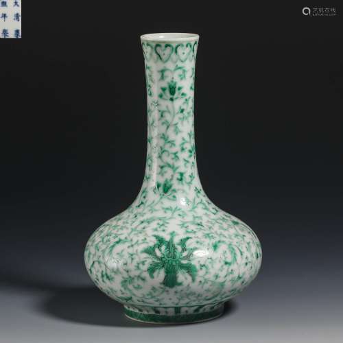 Qing Dynasty pastel green glaze vase