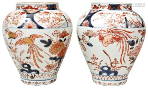 PAIR OF JAPANESE IMARI VASES EDO PERIOD, 17TH / 18TH CENTURY...