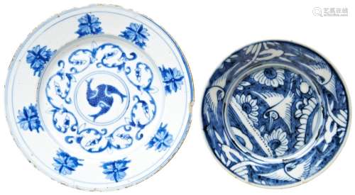SMALL BLUE AND WHITE DISH LATE MING / EARLY QING DYNASTY pai...