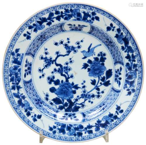 BLUE AND WHITE DISH KANGXI PERIOD (1662-1722) painted in ton...
