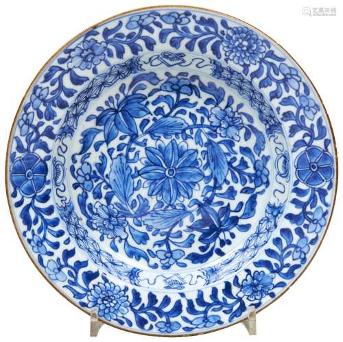 CHINESE BLUE AND WHITE DISH QING DYNASTY, 18TH CENTURY dense...