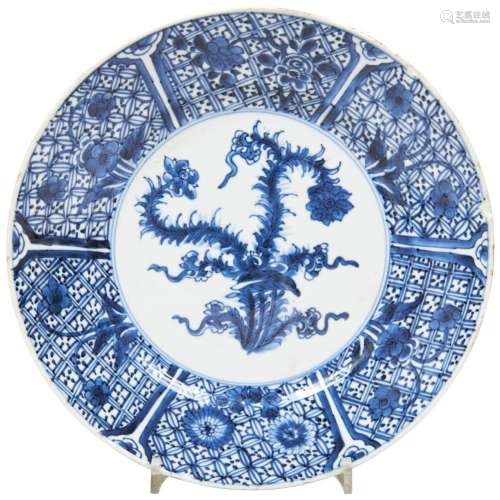 LARGE BLUE AND WHITE DISH KANGXI PERIOD (1662-1722) painted ...