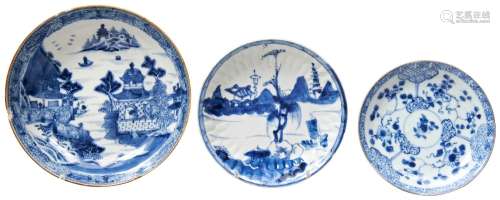 SMALL BLUE AND WHITE SAUCER DISH KANGXI PERIOD (1662-1722) w...