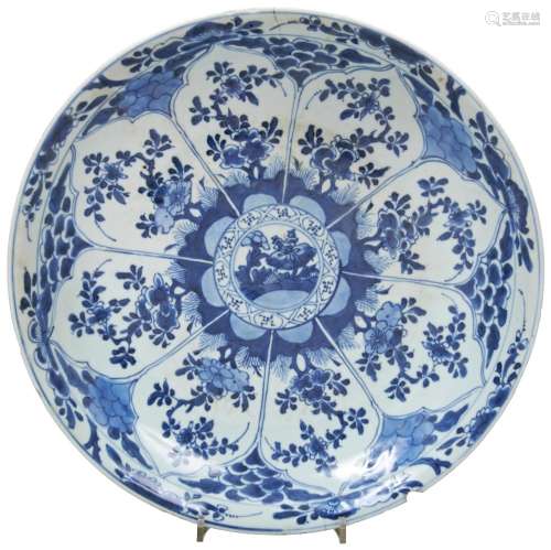 LARGE BLUE AND WHITE CHARGER KANGXI PERIOD ((1662-1722) pain...