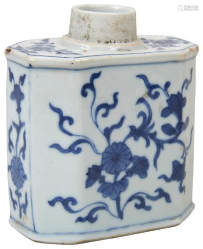 BLUE AND WHITE TEA CADDY KANGXI PERIOD (1662-1722) painted w...