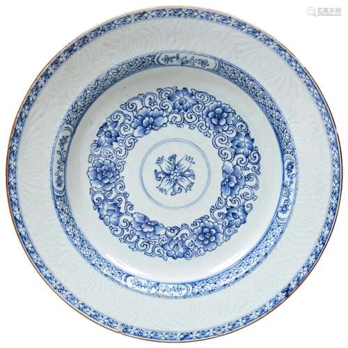 LARGE BLUE AND WHITE CHARGER QIANLONG PERIOD (1736-1795) pai...