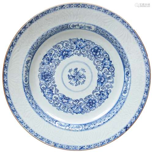 LARGE BLUE AND WHITE CHARGER QIANLONG PERIOD (1736-1795) pai...