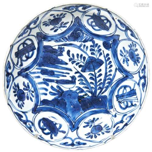 BLUE AND WHITE DISH WANLI PERIOD (1573-1619) painted in tone...