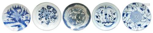 FIVE ASSORTED CHINESE BLUE AND WHITE DISHES 17TH / 18TH CENT...