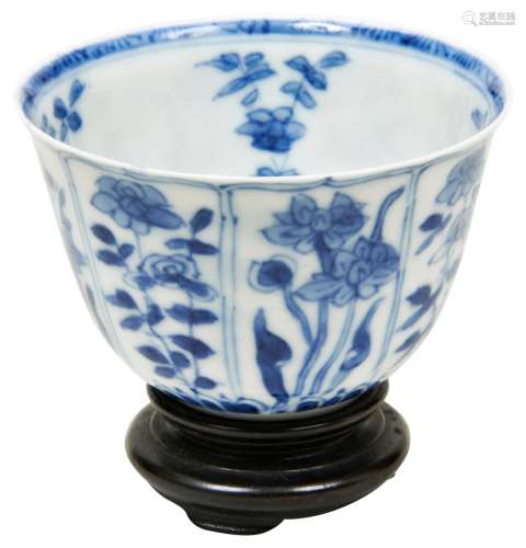 SMALL BLUE AND WHITE WINE CUP KANGXI PERIOD (1662-1722) pain...
