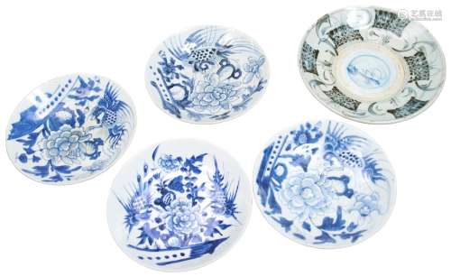 FIVE ASSORTED CHINESE SWATOW BLUE AND WHITE DISHES 17TH / 18...