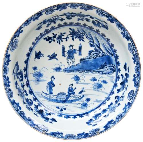 SMALL BLUE AND WHITE BASIN QING DYNASTY, 19TH CENTURY painte...