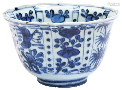 GOOD CHINESE PORCELAIN BLUE AND WHITE KRAAK DEEP CROW CUP WA...