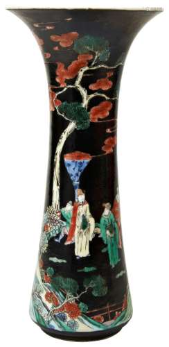 FAMILLE-NOIRE VASE QING DYNASTY, 19TH CENTURY the sides deco...