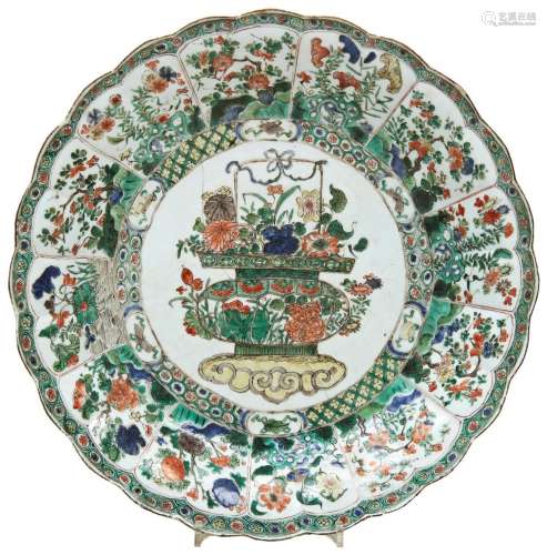 LARGE FAMILLE VERTE DISH KANGXI PERIOD (1662-1722) centrally...