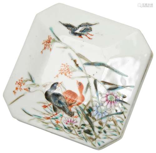 FAMILLE ROSE PASTE BOX QING DYNASTY, 19TH CENTURY the canted...