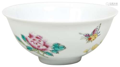 FAMILLE ROSE FLORAL SPRAY BOWL 20TH CENTURY with four-charac...