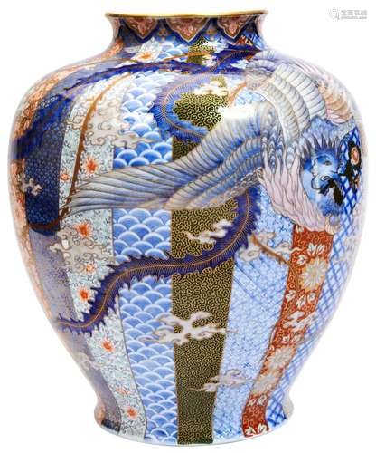 LARGE FUKAGAWA IMARI VASE LATE MEIJI / TAISHO PERIOD the bal...