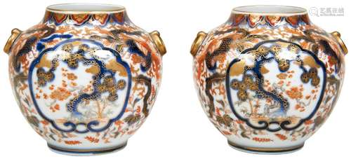 FINE PAIR OF SMALL FUKAGAWA IMARI VASES LATE MEIJI PERIOD de...