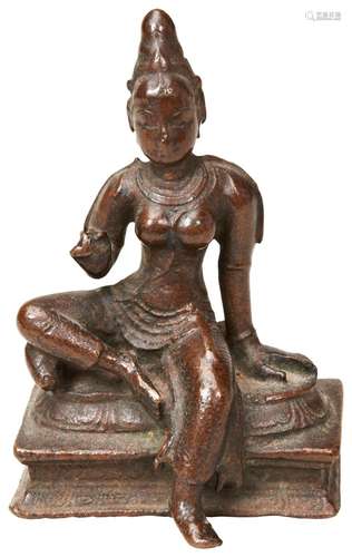 A SMALL SEATED INDIAN BRONZE FIGURE, 18TH CENTURY. Possibly ...