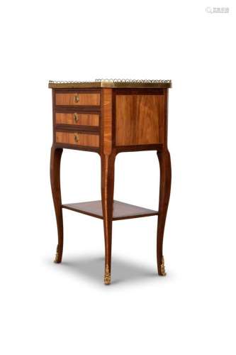 CHIFFONIERE <br />
Elle ouvre par trois tiroirs en façade <b...