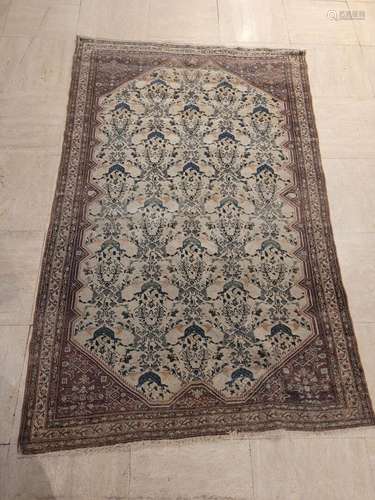 TAPIS oriental à décor d'objets mobiliers fleuris <br />
Lai...