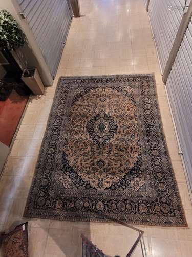 TAPIS à décor de rinceaux fleuris sur fond beige et bleu <br...