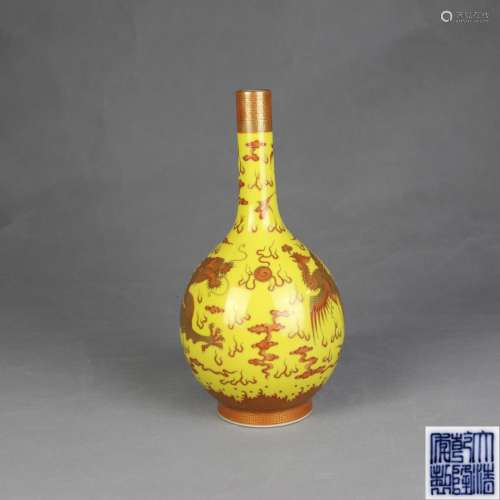 清乾隆 黄地金彩矾红龙纹胆式瓶