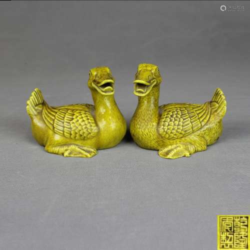 清乾隆 黄釉雕瓷象生瓷鸭形摆件（对）