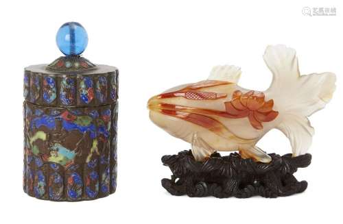 A Chinese agate carved fish and an enamelled jar with cover,...