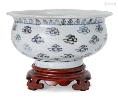A Chinese blue and white bowl, 19th century, decorated with ...