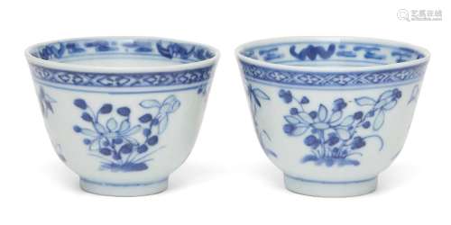 A pair of Chinese rice pattern blue and white bowls, early 2...