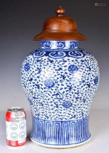 A Large Blue & White Jar w/Wood Cover Qing