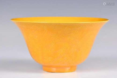 A Yellow-Grounded Dragon Bowl, Chenghua Mark