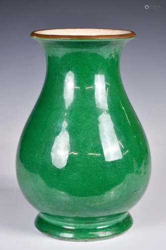 A Crackle Green-Glazed Vase, Qing