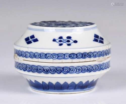 A Small Blue & White Covered Box Qing