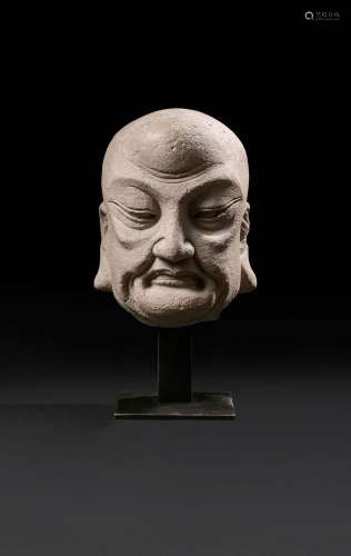 CHINE - Dynastie Ming (1368-1644)Tête de Luohan en grès gris...