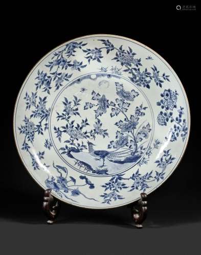 CHINE - Époque Kangxi (1662-1722) Grande coupe en porcelaine...