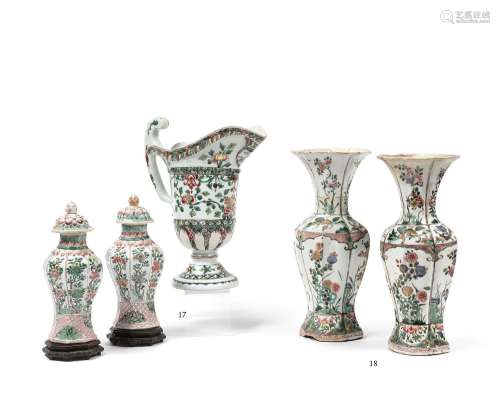 CHINE - Époque Kangxi (1662-1722) Paire de vases cornets qua...