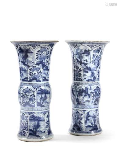 CHINE - Époque Kangxi (1662-1722)Paire de vases de forme -gu...
