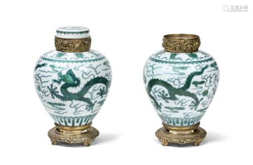 CHINE - Époque Qianlong (1736-1795) Paire de pots à gingembr...