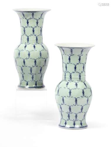 CHINE - Début du XXe sièclePaire de vases cornets en porcela...