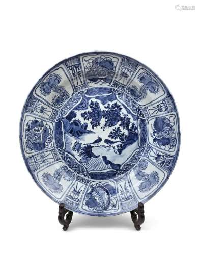 CHINE, Kraak - XVIIe siècle Grand plat en porcelaine décorée...