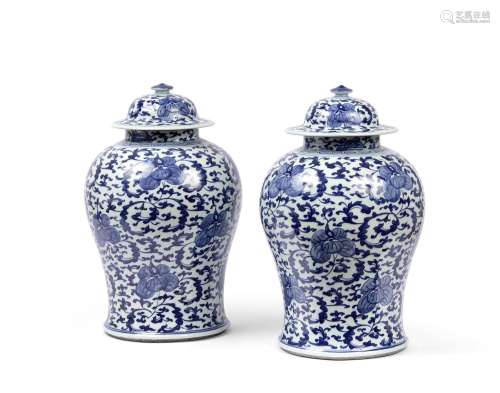 CHINE - XIXe sièclePaire de potiches couvertes en porcelaine...