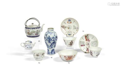 CHINE - Vers 1900 et XIXe siècle Verseuse en porcelaine à dé...