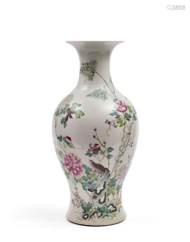 CHINE - Milieu du XXe siècle Vase de forme balustre à col év...